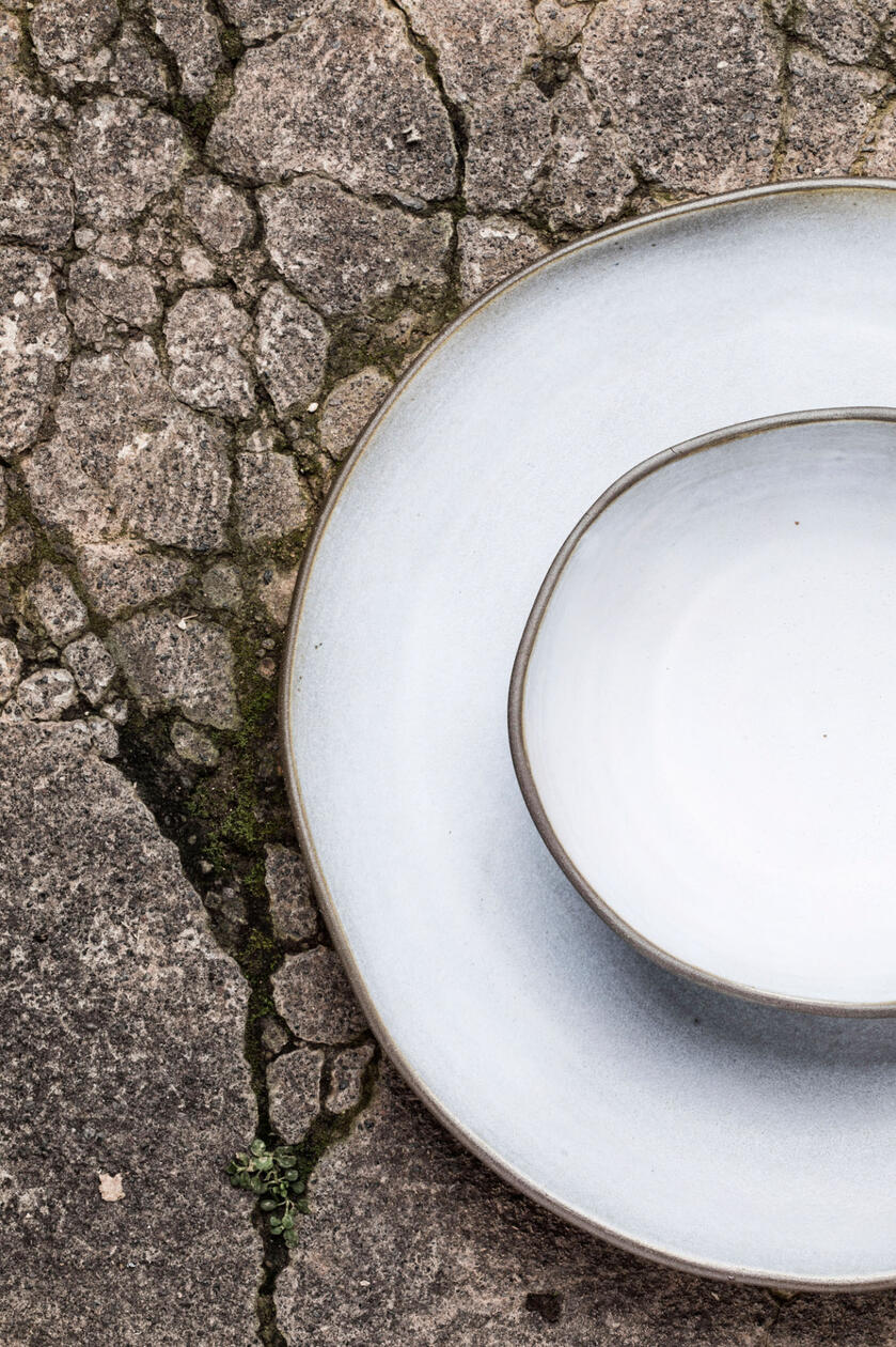 Plato y cuenco blancos esmaltados