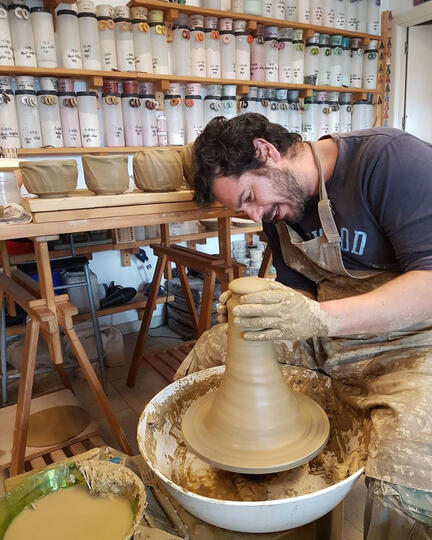 Gonzalo Martín en un curso de cerámica enMadrid